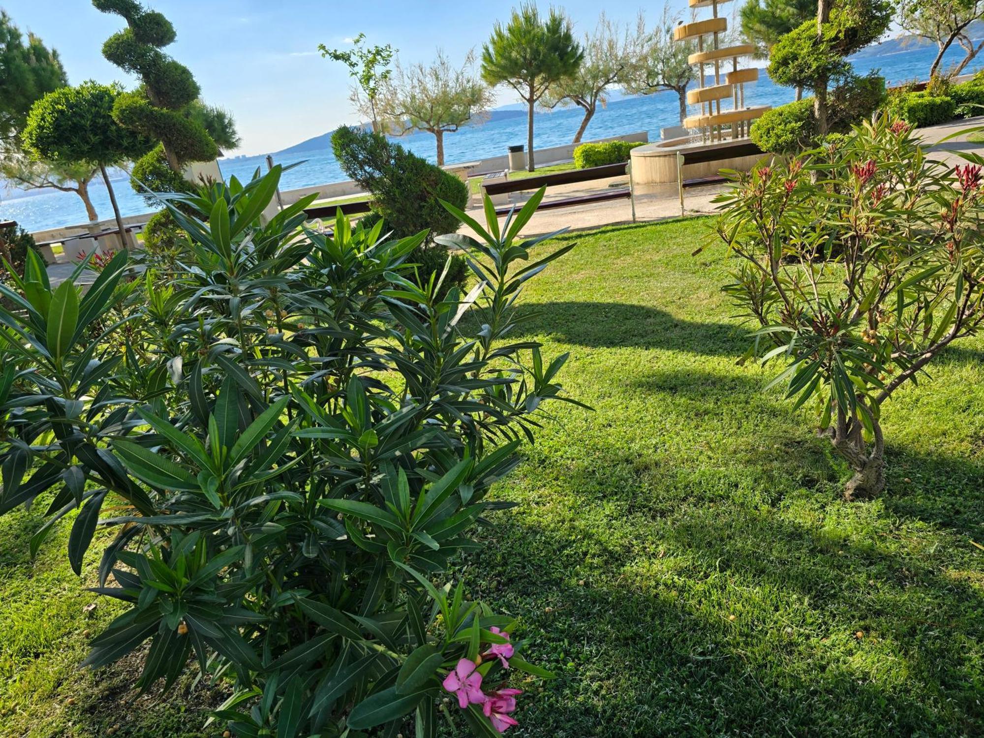 Apartment Blanca With Jacuzzi,Terase And Private Parking Kaštela Exteriör bild